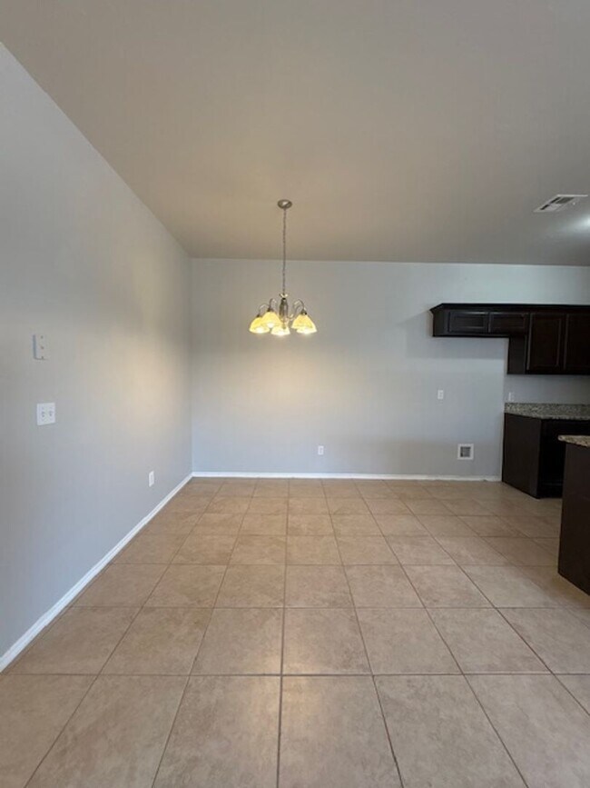 Foto del edificio - 3br 2ba duplex with 2 car garage!