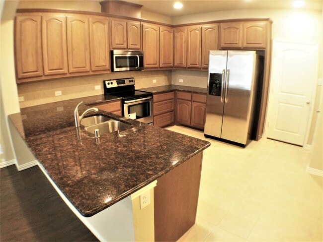 Building Photo - Immaculate 3 Bed 2 Bath Townhome!