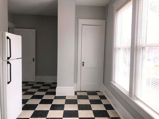 Building Photo - A Great Place to Call Home! Upstairs Apart...