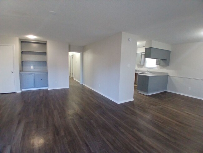 Foto del edificio - Spacious 3 Bedroom 2 Bath Duplex |  Open To Section 8