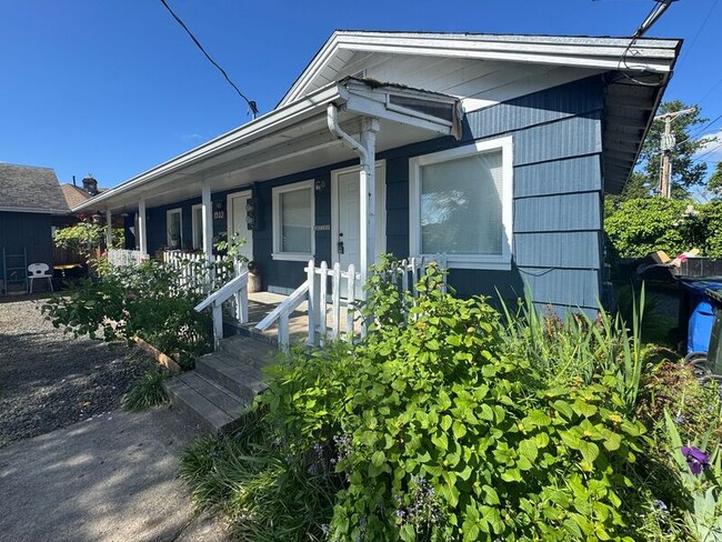 Building Photo - 2210 W 19th Ave