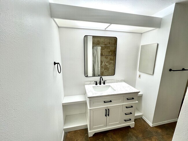Main bath w/ brand new vanity - 4201 Via Marisol