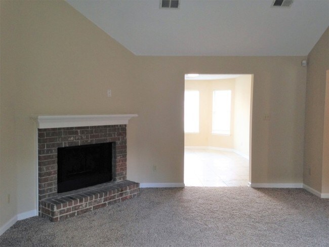 Foto del edificio - Charming Home Located on State Line Road!