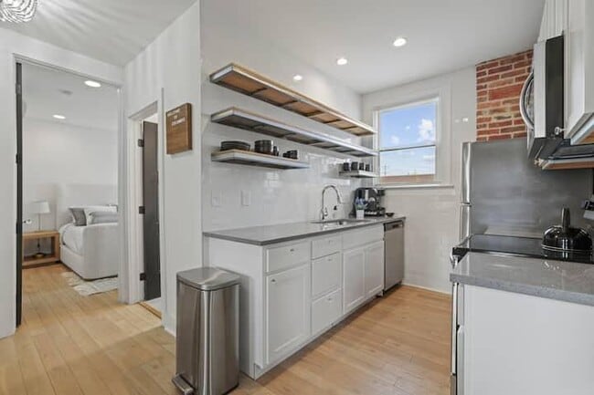 Building Photo - 383 Wilson Ave