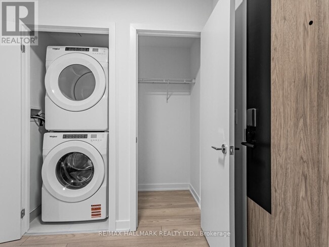 Building Photo - 1007 The Queensway