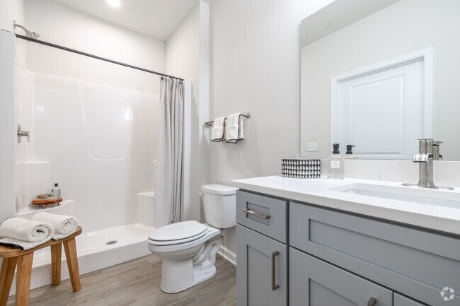 2 habitaciones, 2 baños - 1180 pies cuadrados - Baño principal - Bethlehem Commons