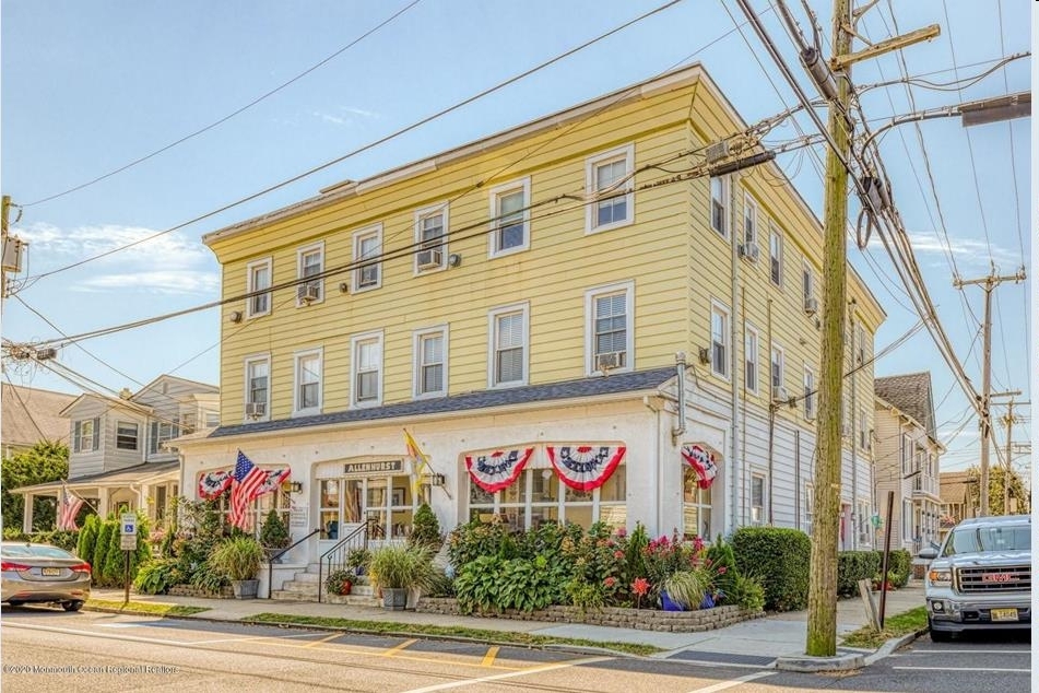 Exterior - The Allenhurst Apartments