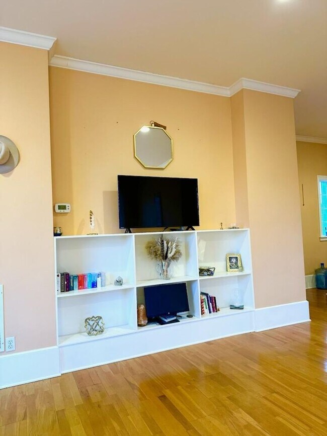 Foto del edificio - One of a kind furnished apartment on Creekside Estate | Short-Term Rental Available Now through A...