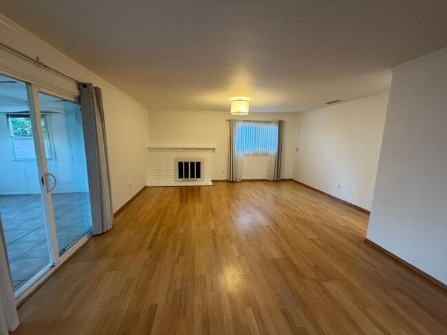 Foto del edificio - 3 Bedroom 2 Bath Home With Ample Storage