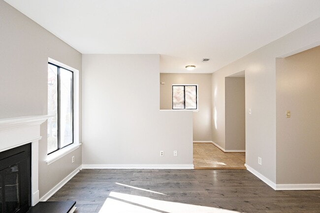 Building Photo - Cat-Friendly End-Unit Stonehenge Townhome