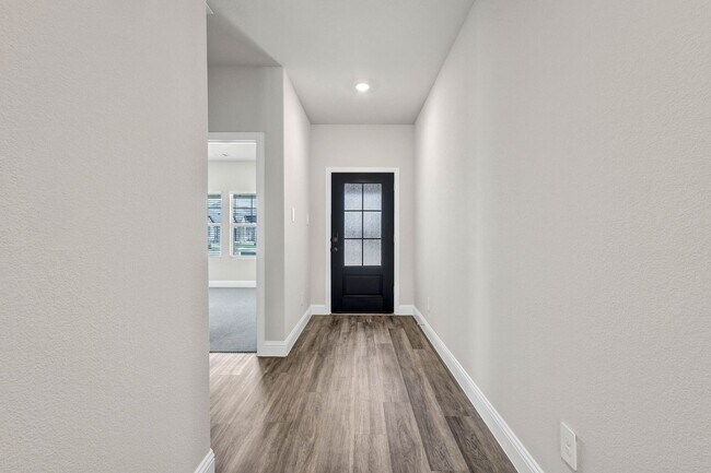 Foto del edificio - Clean cute and ready to go this June