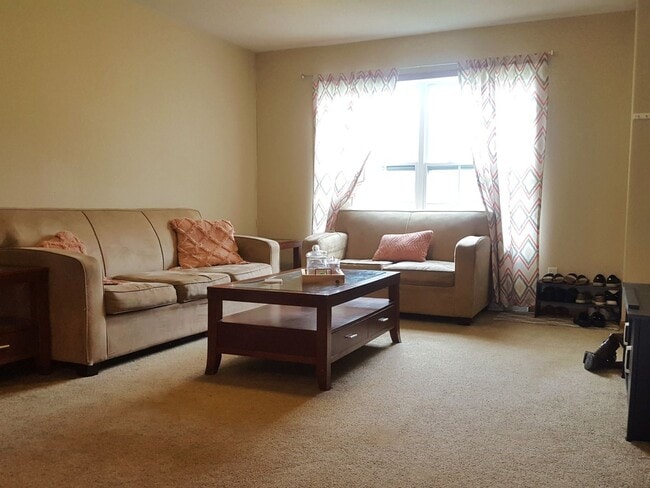 Foto del edificio - Now leasing for May 2026! FOUR BEDROOM AND...