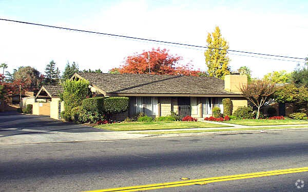 Primary Photo - 937,1011 E Ashlan Ave