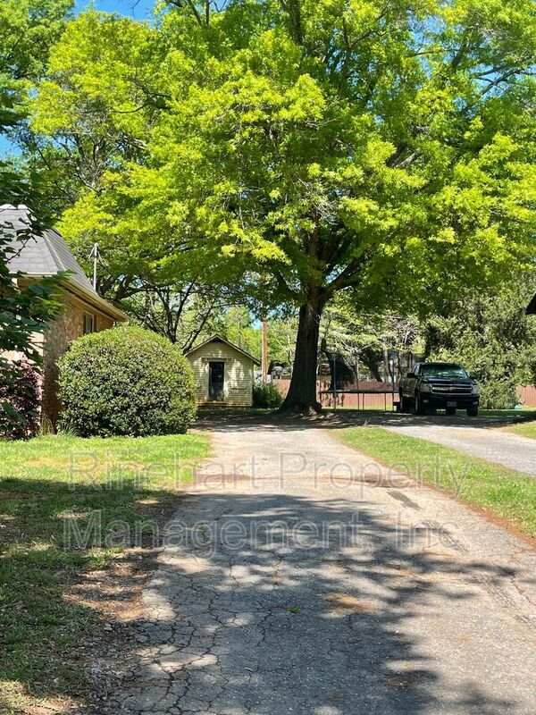 Foto del edificio - 905 Hillcroft Pl