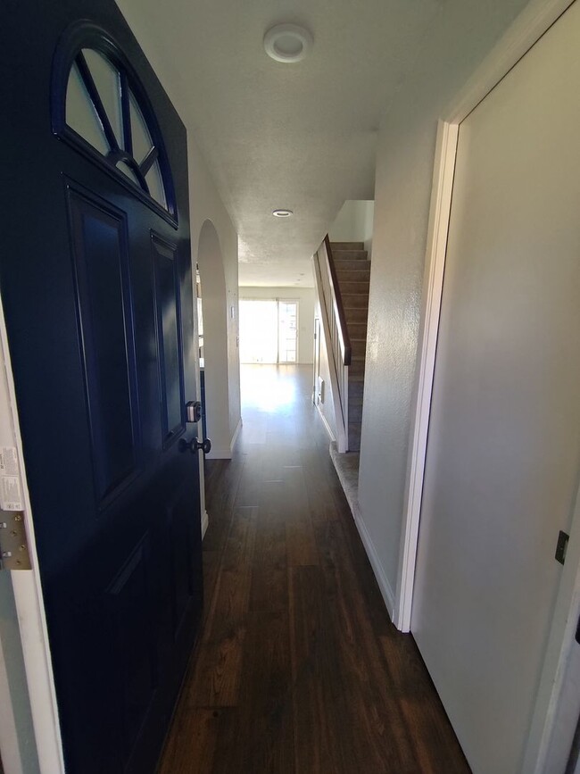 Building Photo - Bright and Remodeled 2 Bed 2.5 Bath Townho...