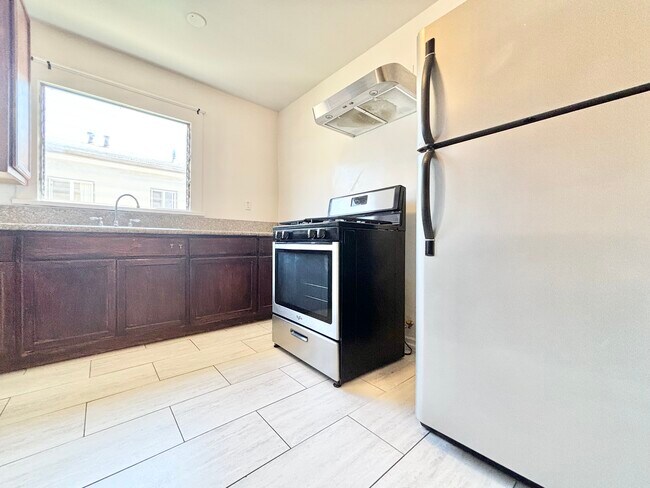 Building Photo - 522 1/2 N Heliotrope Dr Los Angeles, CA 90004
