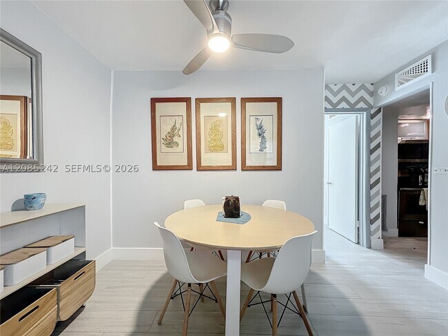 Foto del edificio - 651 NE 60th St