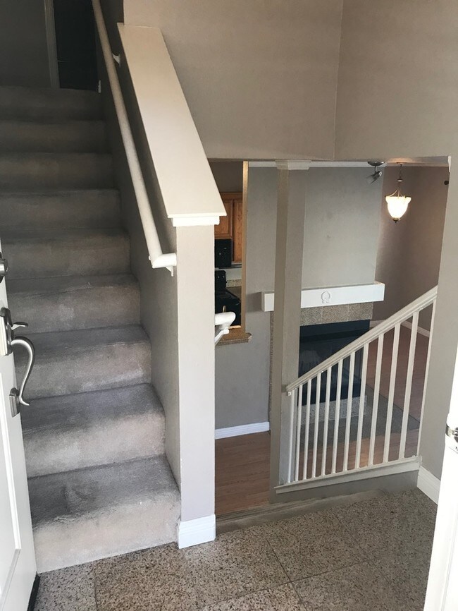 Building Photo - 56 Chaucer Ln