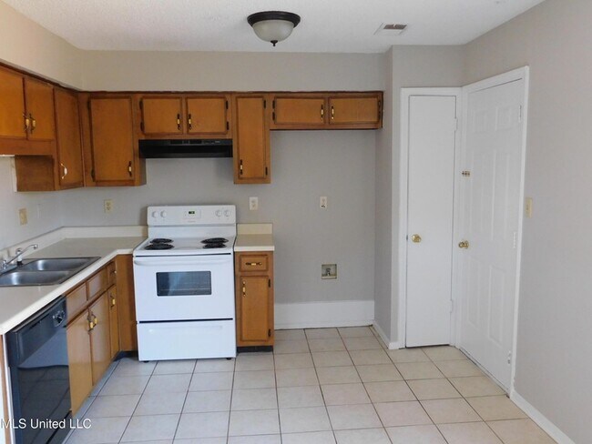 Foto del edificio - 5820 Briarwood Dr