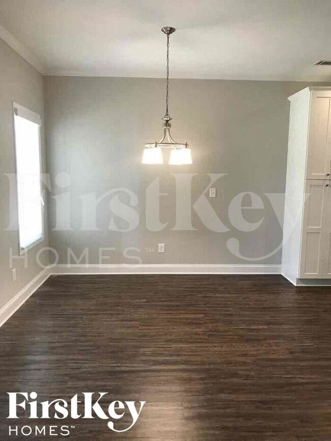 Building Photo - 8 E Newnan Rd