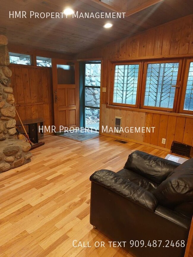Building Photo - Great location, 20 minutes away from the b...