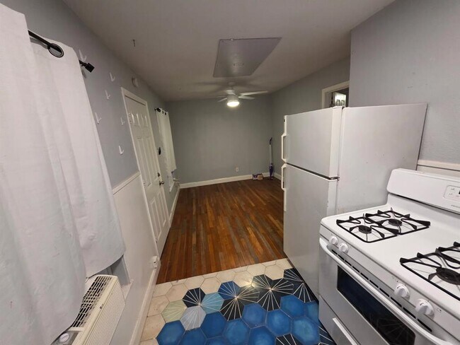 Foto del edificio - 2708 1/2 E 13th St