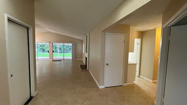 Building Photo - Bright, Spacious 3 Bed/2 Bath Home in Redlands – Move-In Ready!