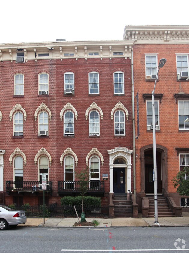 Primary Photo - 711 Park Ave