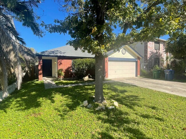 Building Photo - NICE 3 BEDROOM FEATURING AN ISLAND KITCHEN...