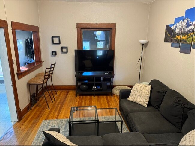 Foto del edificio - 371 S Franklin St