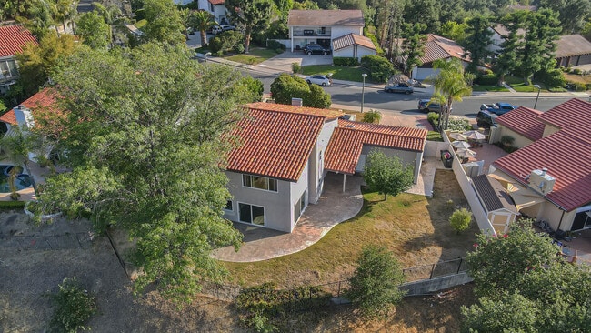 Large side yard for your enjoyment - 4352 Park Corona