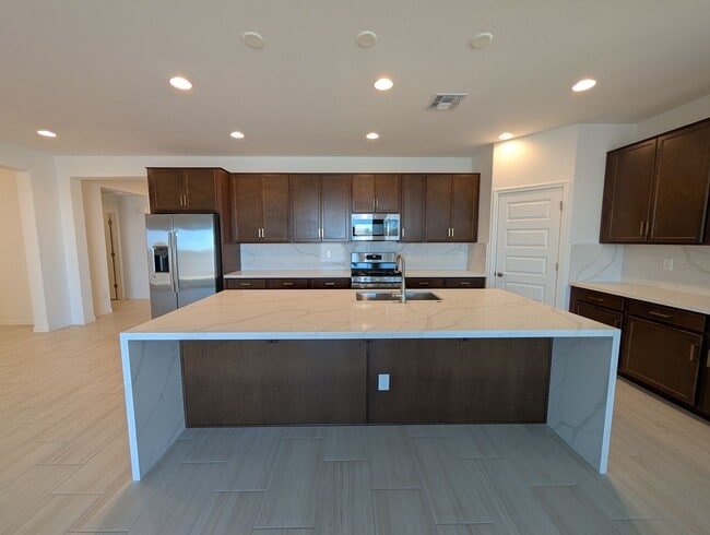 Building Photo - 4 Bedroom 3 Bathroom Home