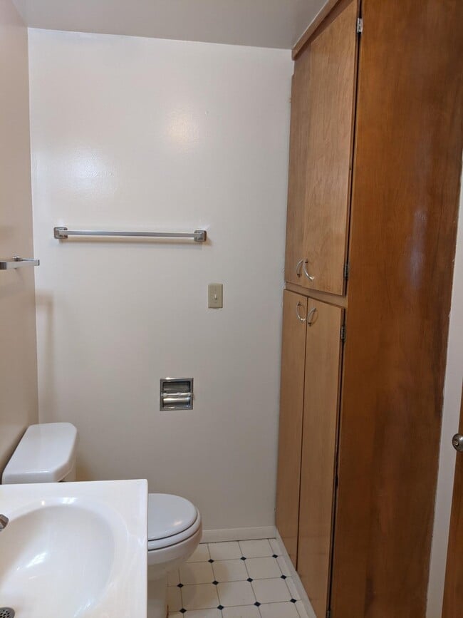 bathroom - 4504 Woodlawn Ave N