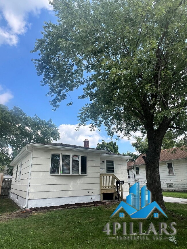 Building Photo - "Charming 2-Bedroom Gem with Finished Basement & Gleaming Hardwood Floors in Hammond!"