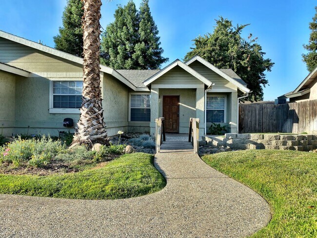 Building Photo - 5223 W. IRIS CT. - 3 BED 2 BATH - SW VISALIA