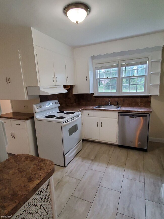Foto del edificio - 3 br, 1.5 bath House - 38 Bradley Pl
