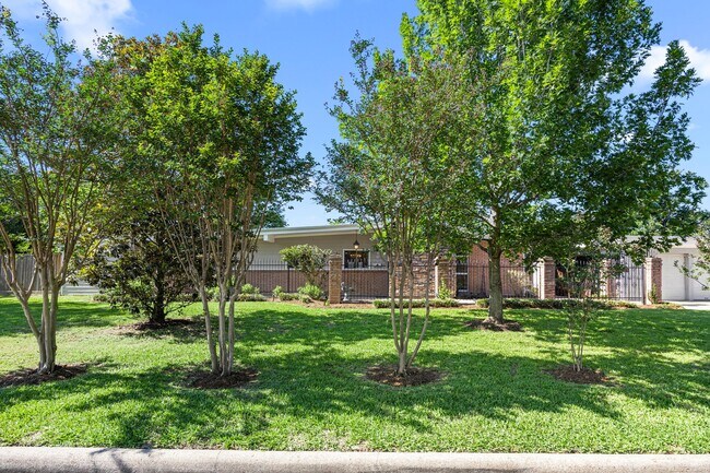 Foto del edificio - 10310 Mayfield Rd