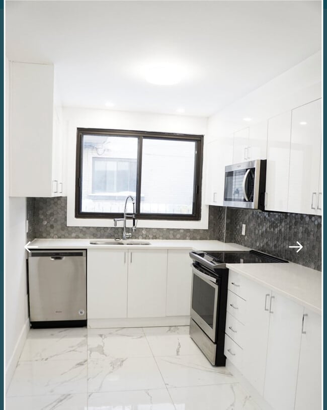 Building Photo - 5480 Av Coronation