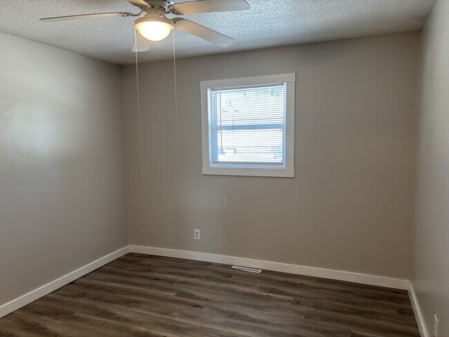 Foto del edificio - 2027 S Ingram Mill Rd