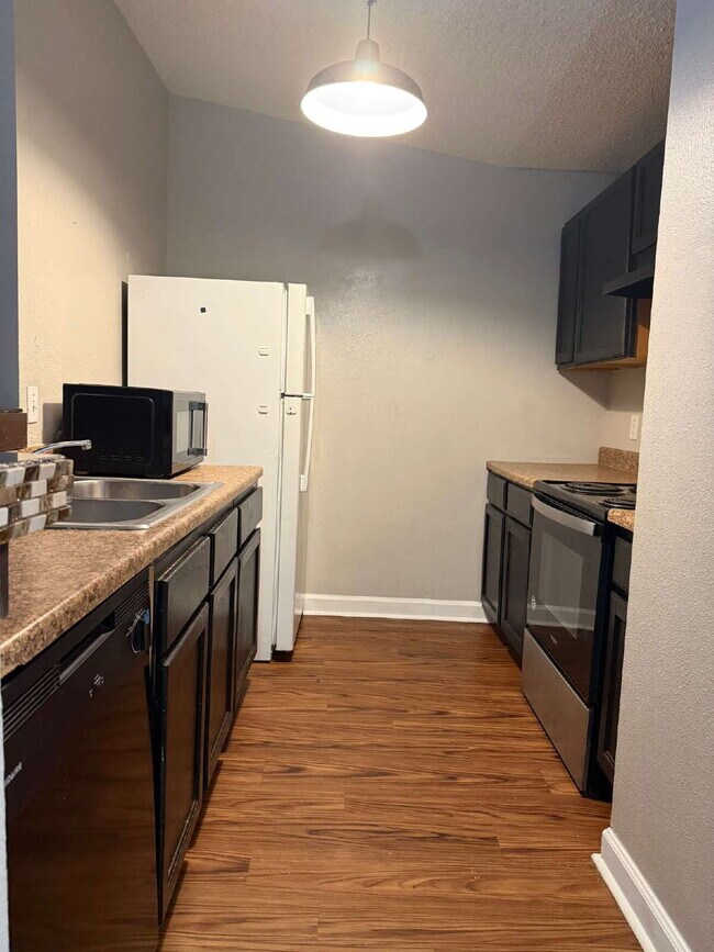 Foto del edificio - Two Bedroom/Two Bathroom Duplex Between Ki...