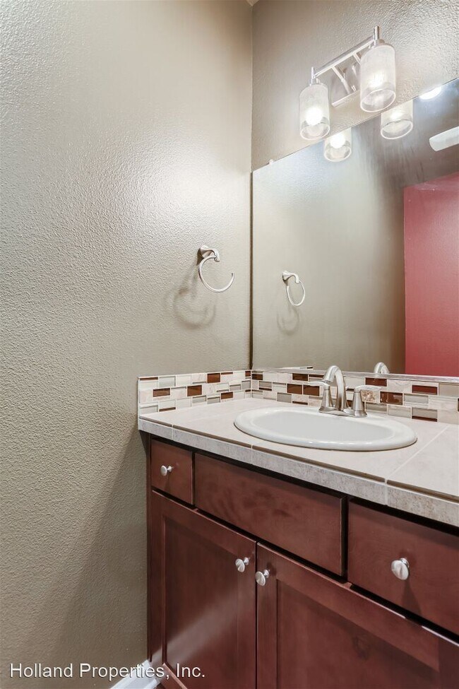 Building Photo - 2 br, 2.5 bath House - 472 NE Patricia Ann pl