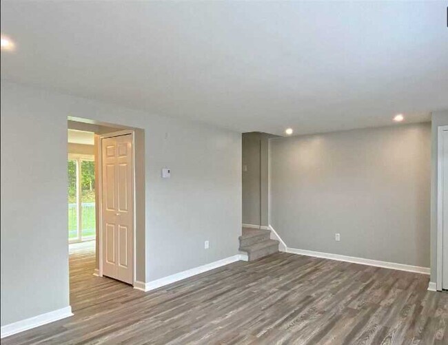 Foto del edificio - 96 Rinaldi Blvd