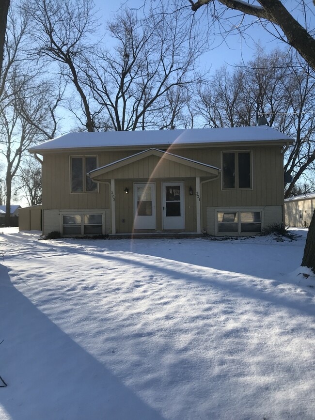 Building Photo - 3 Bedroom 2 Bathroom Duplex