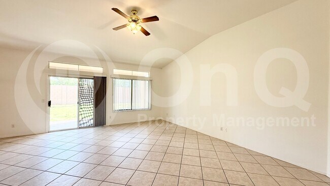 Foto del edificio - 1569 E Princeton Ave