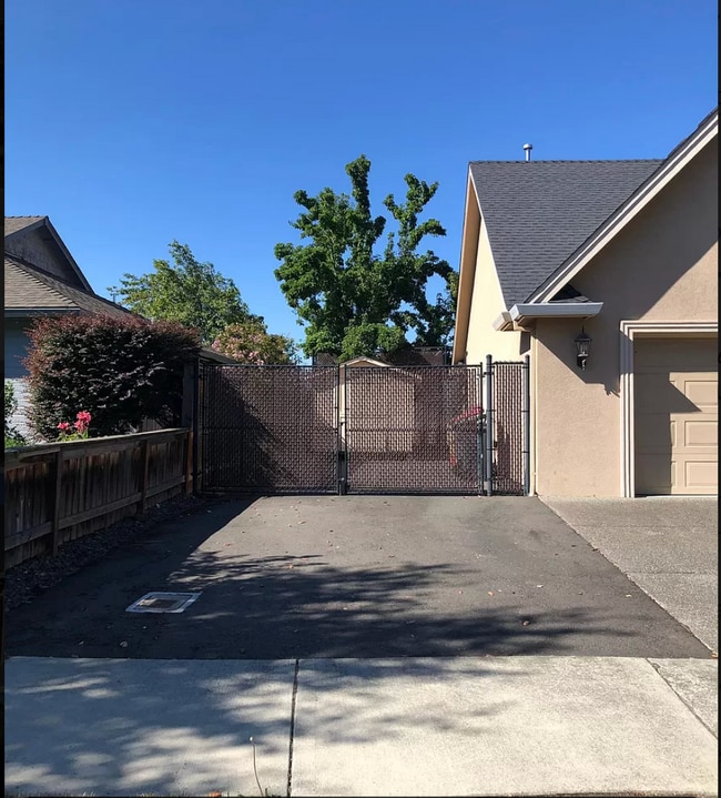Building Photo - 2067 Manchester Dr