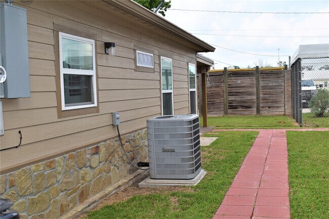 Building Photo - 412 Pecan St