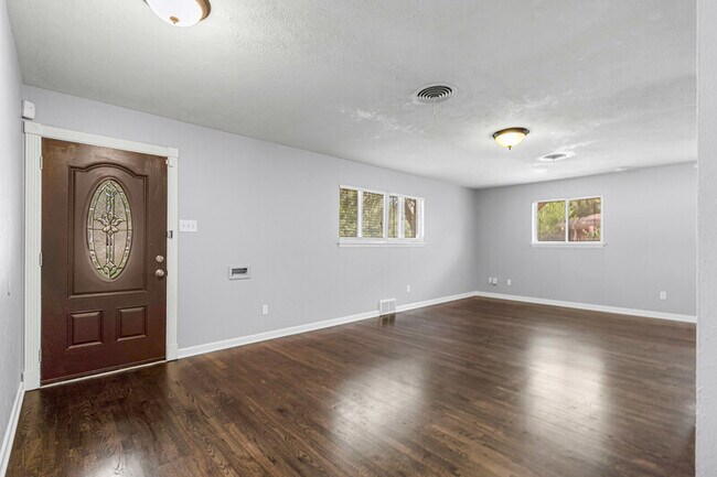 Foto del edificio - 3521 Jeanette Dr