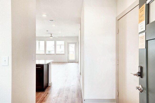 Foto del edificio - 10600 Seguin St