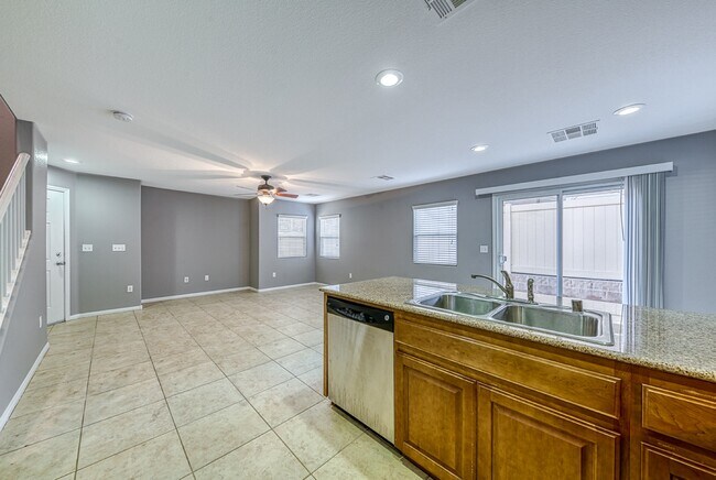 Foto del edificio - 6044 Conroe Ct