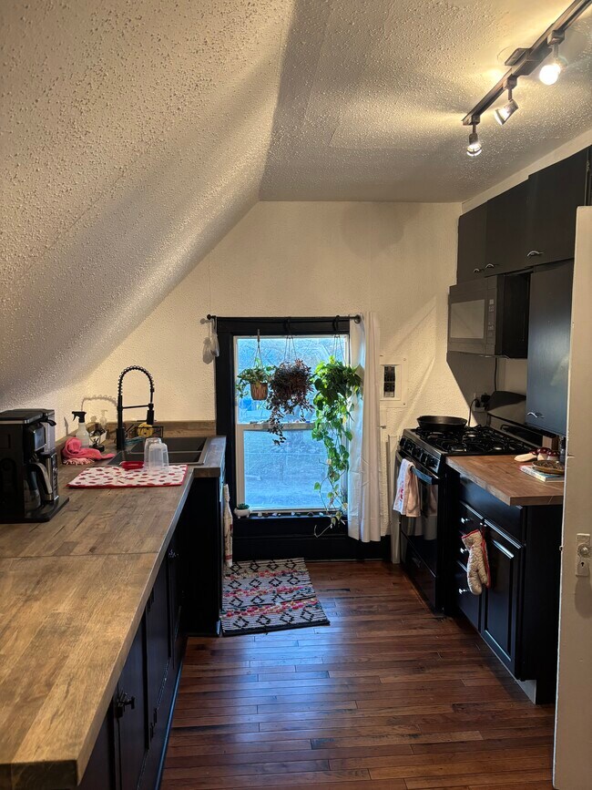 Foto del edificio - 1841 1/2 Highland Ave